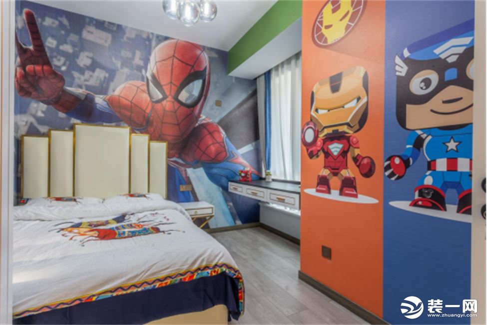    漫威主题的儿童房，让钢铁侠，美队，蜘蛛侠夜以继日的守候着小主人。飘窗直接改造成悬空书桌，创意十