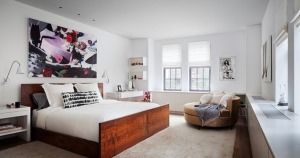 卧室延续着客厅的风格设计，艺术画与白色的搭配，简单绽放着属于画的魅力，探索感受空间的舒适。