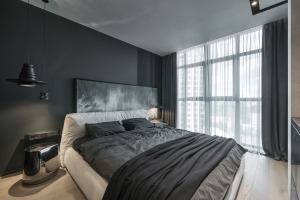 卧室也是以黑色为主色调，黑灰色的搭配，感受内敛与静默的舒适与慵懒。