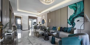 客厅深灰色的沙发与背景墙的艺术作品搭配，作品里飘动的绸带与沙发上摆放的枕头，色彩一致，展现优雅与浪漫