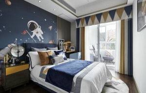 儿童房太空人的背景墙，深蓝色的搭配与床饰相互呼应，感受遨游天空的自由。