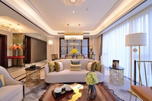 客厅以浅色调为整体的搭配，水晶吊灯与灯带的设计，暖黄色的灯光照射下明亮温暖。