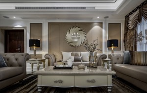 客厅采用欧沙发搭配窗帘的设计，光泽感的皮质沙发摆放，经过巧妙搭配为空间带来独特的个性。