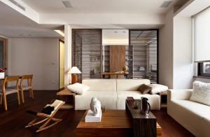 客厅以木质元素为主，台灯，茶几，小板凳都是采用的原木，木质的天然柔和，在空间展现温馨。