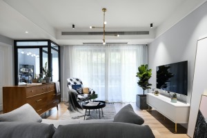 浅灰基调的客厅，简单到位的家具布置提供了相对宽松的空间，结合带有质感的小家具，整体呈现优雅自在的姿态
