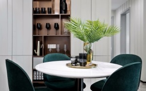 餐厅以简单的圆桌设计，大理石的台面摆放上包含生命力的绿植，自然而放松。