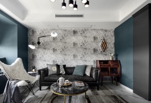 客厅空间的配色大胆优雅，深蓝色的电视墙与棕色的沙发墙，带来了一种优雅时尚气质，沙发背景墙的浪花壁纸，