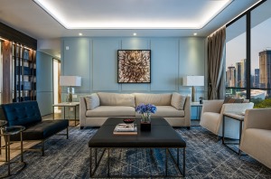客厅以淡蓝色为背景色，搭配上浮雕的工艺，不一样的品质感，柔软的布艺沙发，带来一丝舒适感。