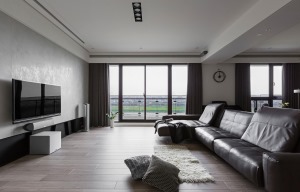 沙发摆放在中央的位置，柔软的皮革沙发，一侧还可以放，可以舒适的躺在上面看电视。