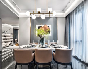 餐厅独立空间，以大理石餐桌搭配皮革靠背椅与金属的点缀，与背景墙和吊灯相互呼应。