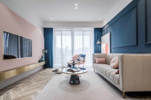 客厅以淡雅的蓝色沙发墙，搭配淡粉色的电视墙，结合灰色地毯与沙发，让空间显得浪漫舒适而雅致。