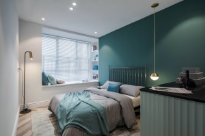 次卧以蓝绿色为主题色，床头单侧的吊灯，与金属的点缀，为空间带来舒适与温暖。