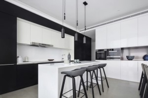 厨房设计了吧台，增加操作台面的同时，也能提升生活情调，黑白灰三色的搭配，经典的配色，厨房空间干净利落
