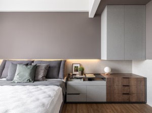 卧室整体浅灰色的空间基调，布置上简约灰的床铺与床单，也是显得格外的简约舒适而优雅。