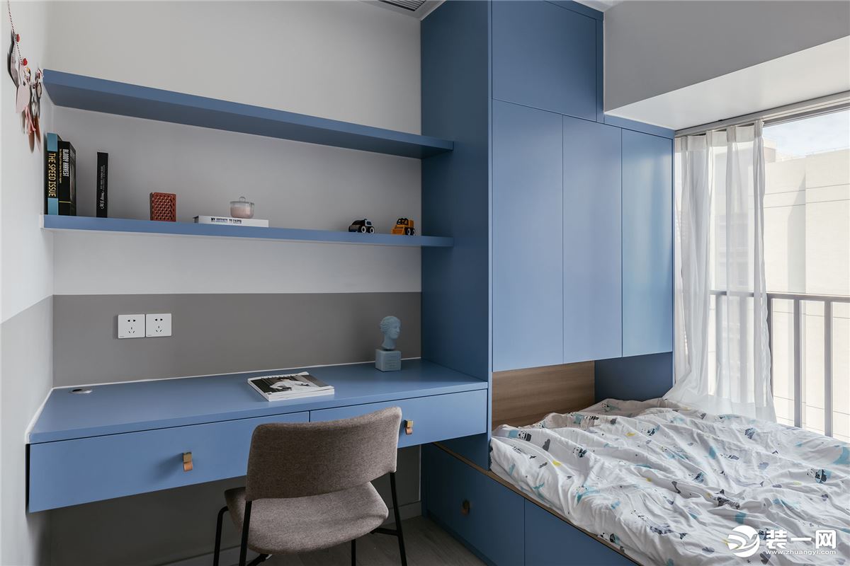  静谧的蓝色为儿童房注入一丝青春与活力，榻榻米的设计给予强大的储物功能。与衣柜连为一体的书桌、搁板视