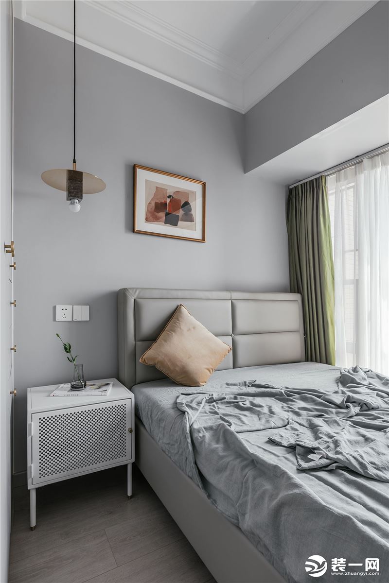 老人房选用稳重的灰色做主色调，根据老人的喜好，特意搭配略带复古腔调的床头吊灯、壁画。