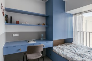  静谧的蓝色为儿童房注入一丝青春与活力，榻榻米的设计给予强大的储物功能。与衣柜连为一体的书桌、搁板视