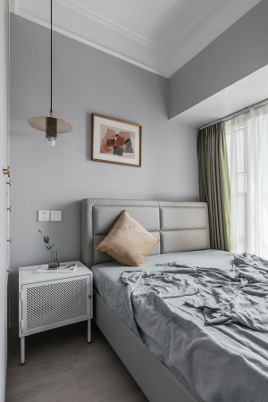 老人房选用稳重的灰色做主色调，根据老人的喜好，特意搭配略带复古腔调的床头吊灯、壁画。
