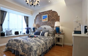 卧室也延续了蓝色的格调，但是没有选用深度的蓝色，而是选择了偏于暖色系的蓝，让卧室充满温馨的感觉。