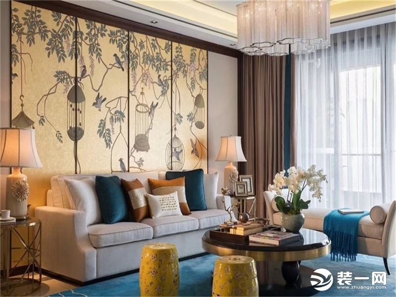 客厅是最能体现风格特点的地方，现代时尚的布衣沙发与中式的实木形成和谐的搭配，将俩种完全不同风格混搭成