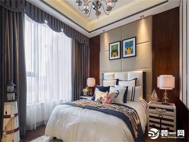 将中式材质混搭不同的古典特质，在卧室里添置一个小飘窗给睡眠空间拥有更多的可能。
