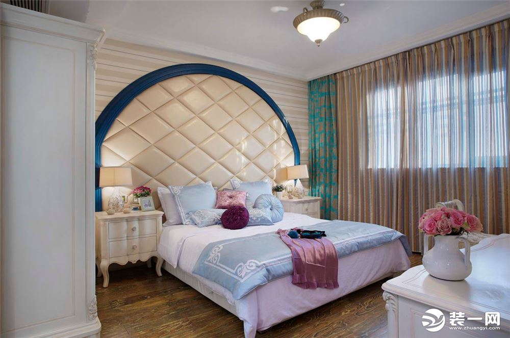 主卧床头背景简易拱形墙造型设计，简单而大方，元素上相辅相成。