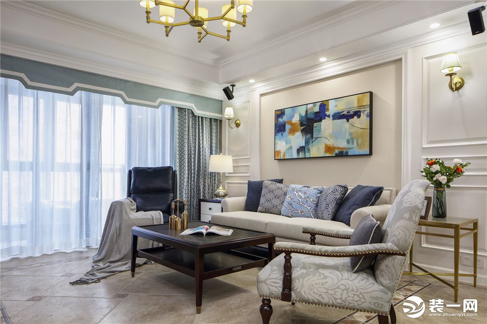 没有了浓重的色彩，空间以浅色为主，加入浅蓝色调，客厅清新有活力。