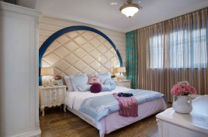 主卧床头背景简易拱形墙造型设计，简单而大方，元素上相辅相成。