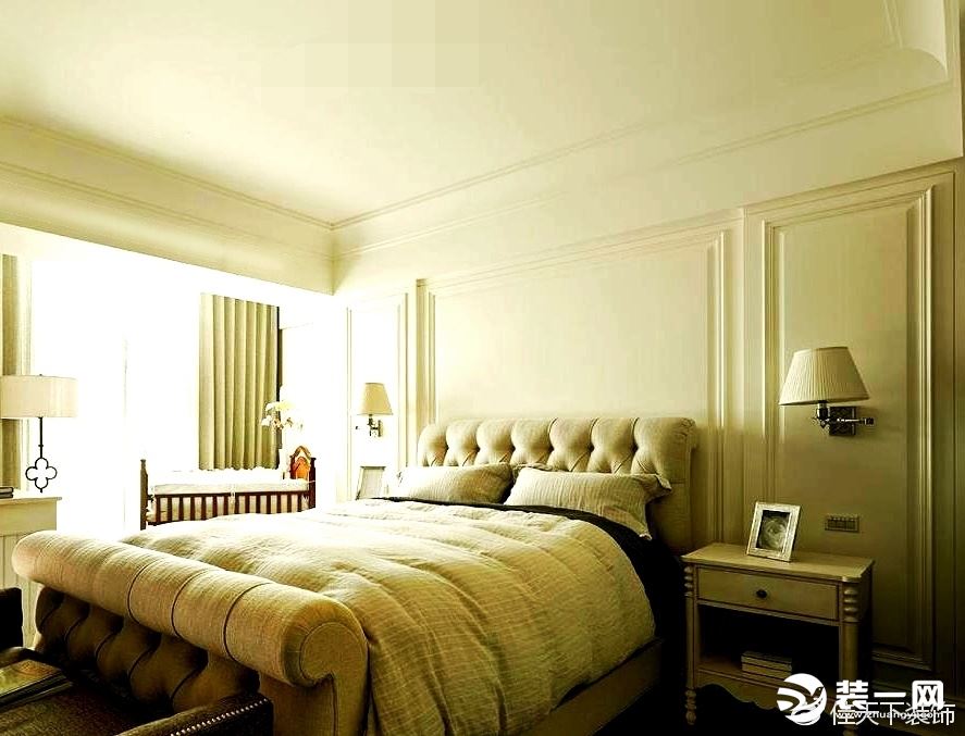 美式家居的卧室布置较为温馨，作为主人的私密空间，主要以功能性和实用舒适为考虑的重点，一般的卧室不设顶