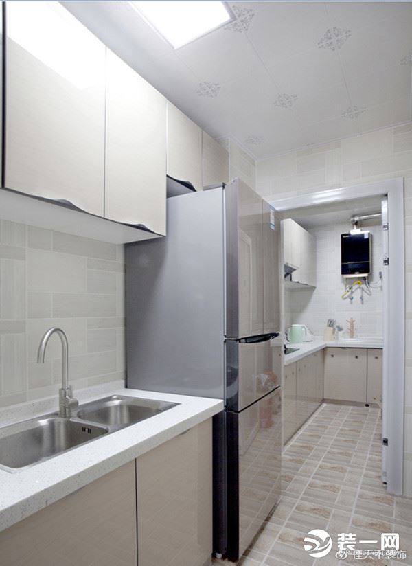 厨房台面延伸直通客厅方向，造型别致，空间相互渗透，让家与自己零距离。