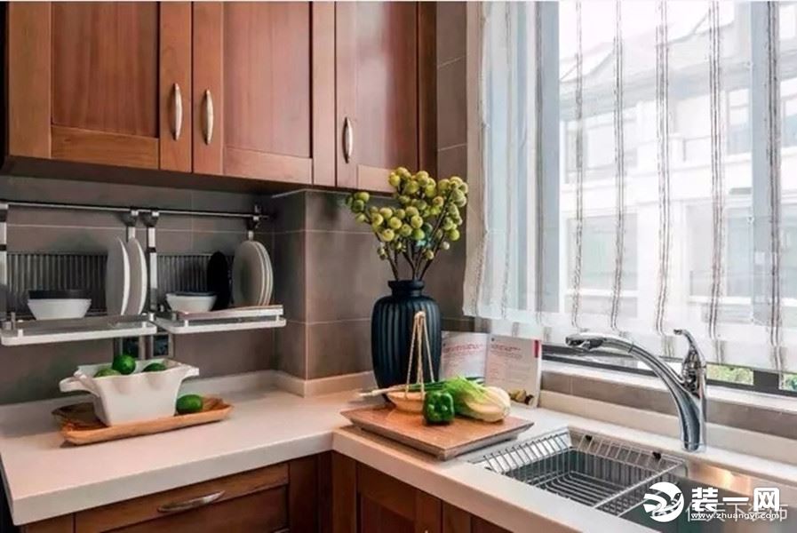 厨房镂空推拉门既区分了空间，又有很好的装饰作用。蓝色花瓶绿植增添生机。