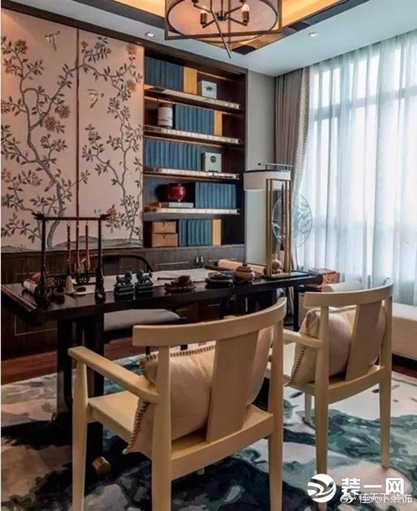 书房与客厅由一面镂空隔断隔开，增加了空间通透感。书桌上独具中国古代文化气息的文房四宝，折射出屋主的气