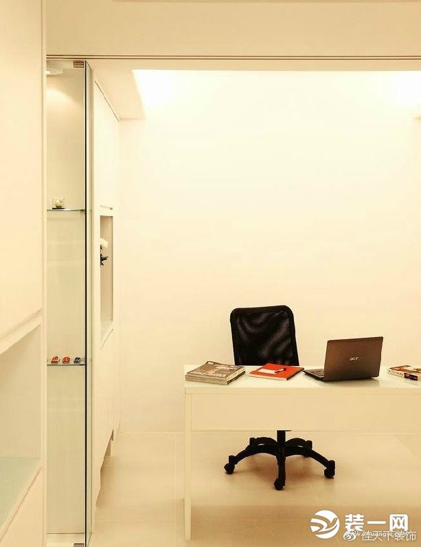 大面积的白色空间感，让书房变得素雅安静，配以现代人体工程椅，休闲办公两相宜。