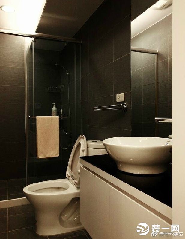 虽然卫生间的风格依然是黑白风格，但浴室却以大面积的黑色打底，白色只是作为点缀，多了冷冽沈静的质地。