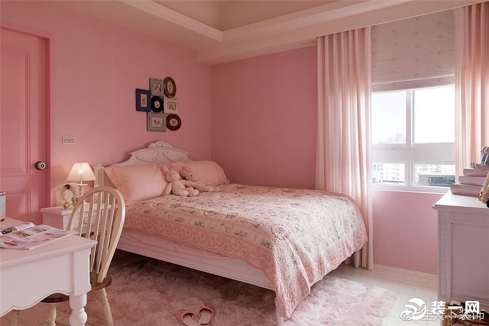 从门片延续到门框、墙面的粉红色调，铺排女孩房的浪漫情调。