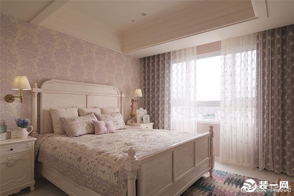 淡雅的紫色壁纸，搭配同色系窗帘、寝饰，包围在优雅浪漫的温柔气息中。