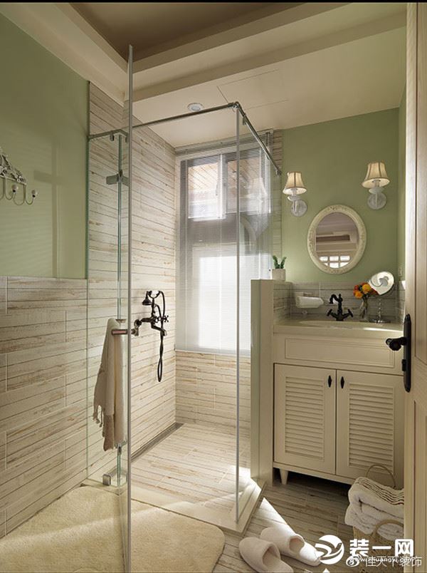 浅色木纹砖与草绿色墙面的色系搭配，营造清爽舒适的沐浴空间。