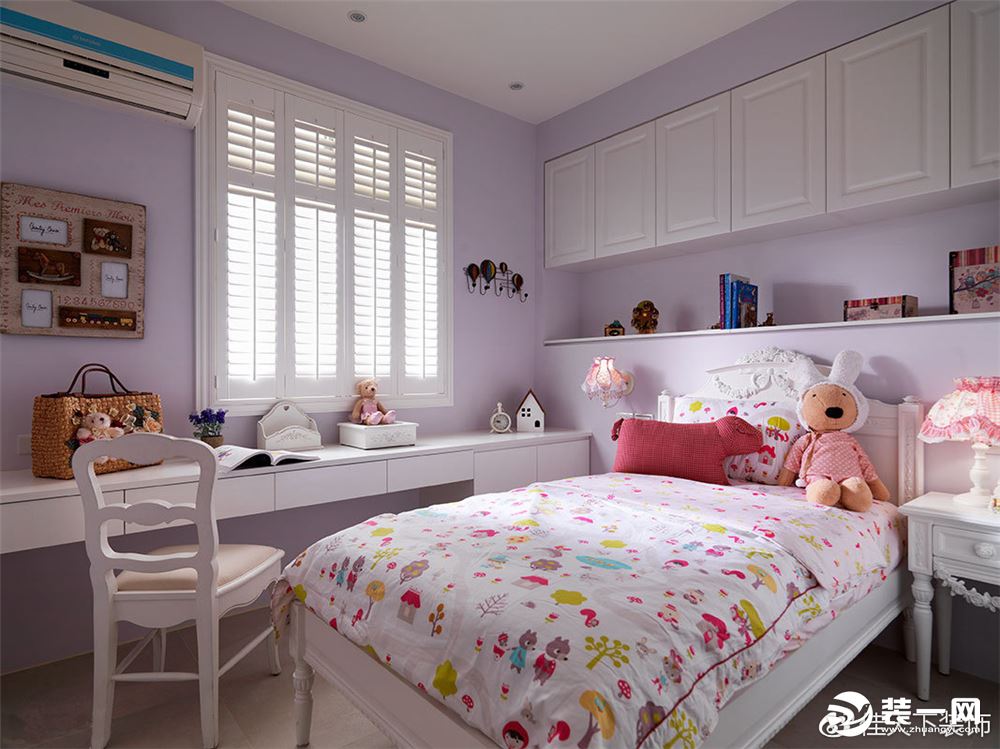 浅紫色的女孩房，以白色系柜体与家具，辅以童趣造型寝饰，呈现天真烂漫气息。