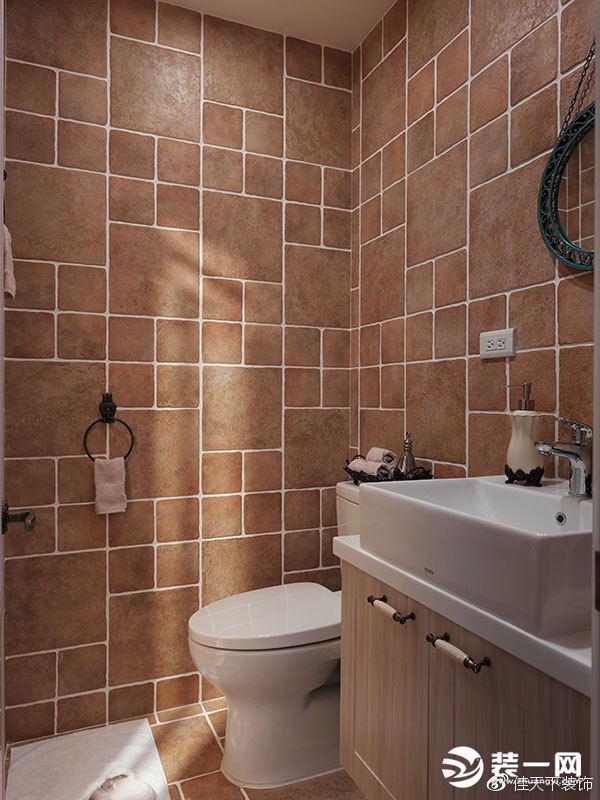 采两种尺寸复古砖包覆全室的主卫浴，透过砖体的线条变化丰富空间风格。