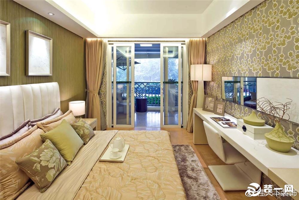 卧室装修设计墙纸是新古典主义装饰风格中重要的装饰材料，金银漆、亮粉、金属质感材质的全新引入