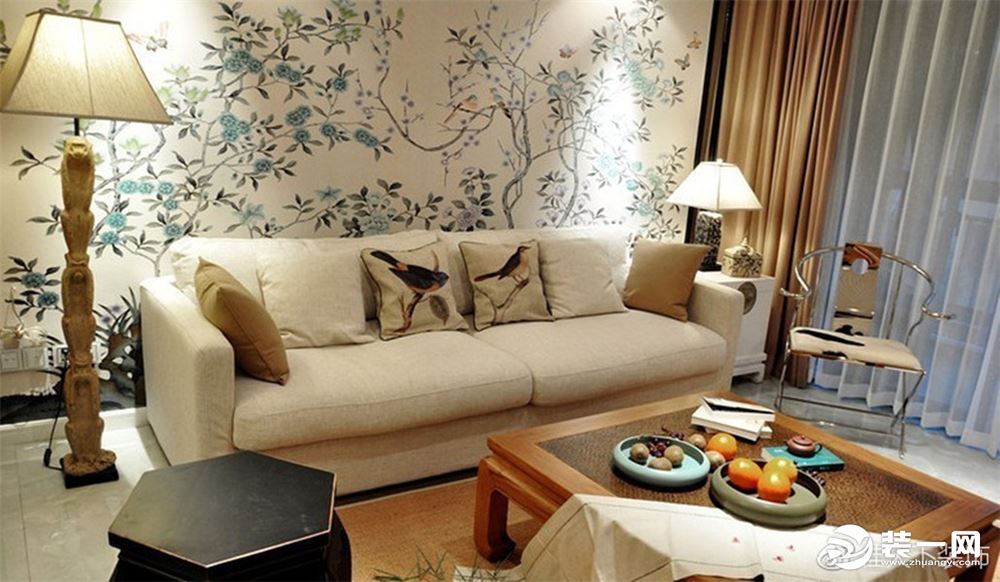 沙发背景墙是整幅的花鸟山水画，让墙面变得生动自然，给人一种误入仙境的错觉，轻松舒畅。