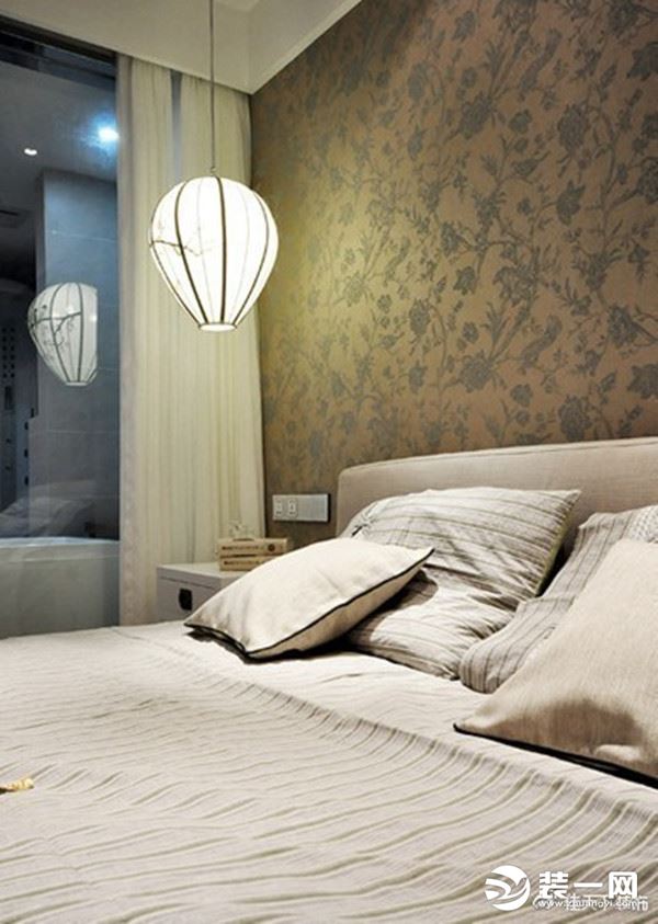 花草墙纸装饰着主卧墙面，买个灯笼设计的现代灯具，与之相衬再合适不过。