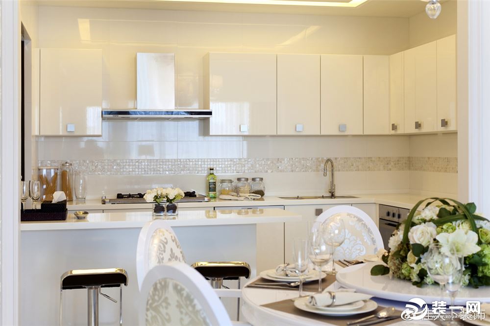 厨房装修设计软装配饰这块的简欧风格装修的底色大多采用白色、淡色为主，家具则是白色或深色都可以