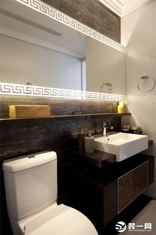 卫生间装修设计不要使用暗淡的复古风格瓷砖，跟简欧风格传递出来的现代气息不符合，可以使用地板