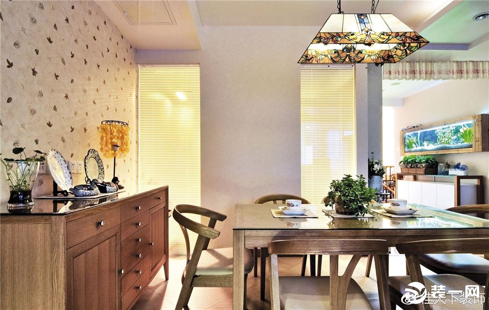 复古餐桌将居家设计进一步升华至精致观感，餐桌上方一轮明亮的吊灯，身后五斗柜很朴素，家很简单 也很简单