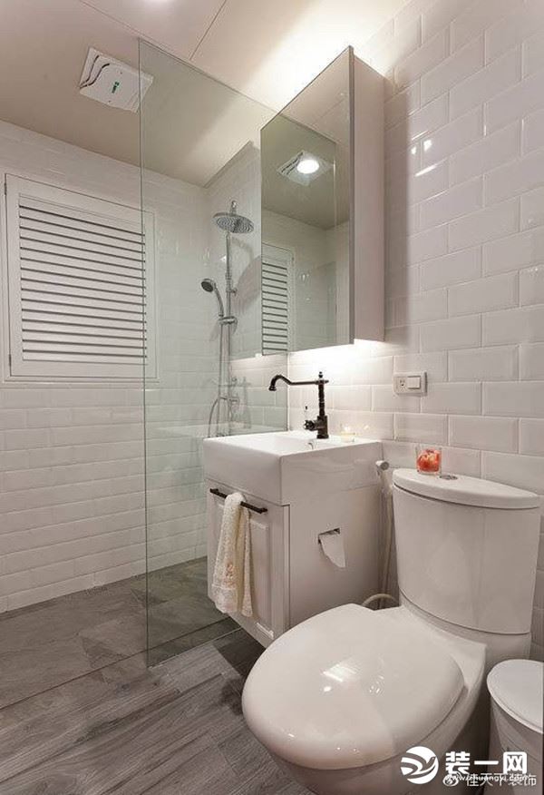 卫浴空间的立面上，以10x20的倒角砖呈现立体感，并铺设纹理不同的木纹砖，丰富场域表情