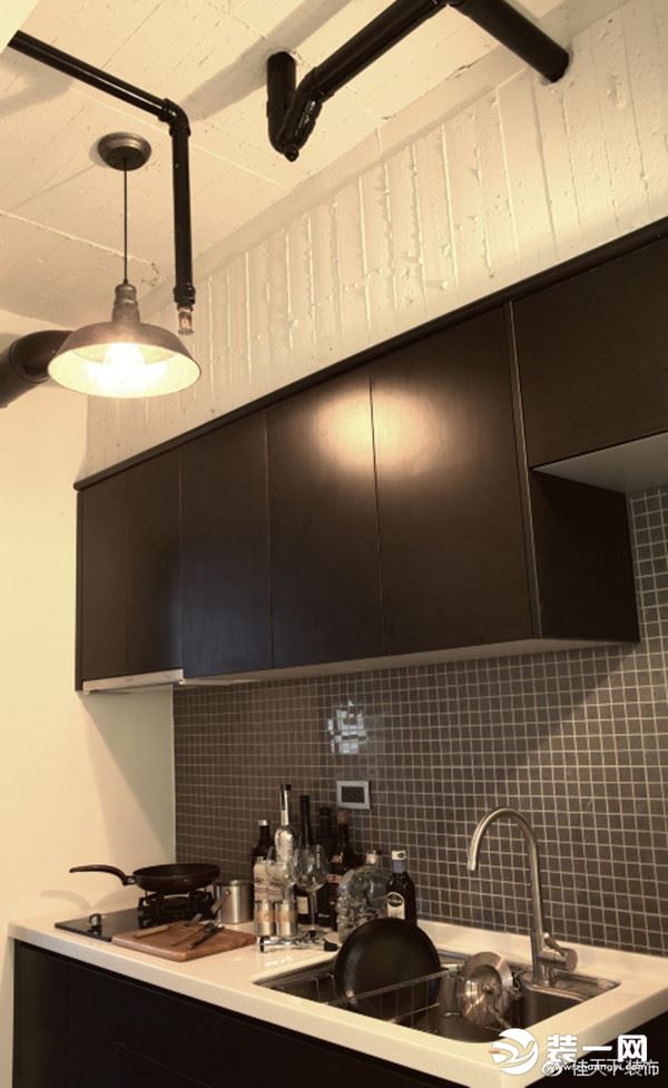 ​一黑白灰三种颜色绘成一个厨房 马赛克，一个人 厨房可以小