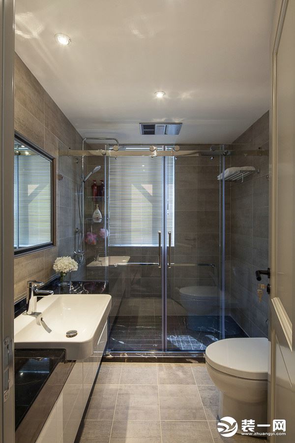 地砖与洁具的色调打造卫浴空间高格调的休憩氛围