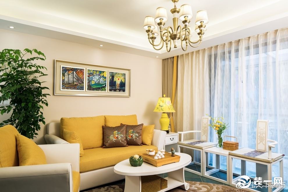 客厅家具的重头戏是暖黄与白拼色沙发。同色系的窗帘、吊灯、台灯乃至茶几上的托盘， 以深浅有致的不同明度