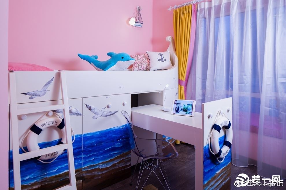 可爱的粉红基调的儿童房，家具是小业主心仪的海洋主题